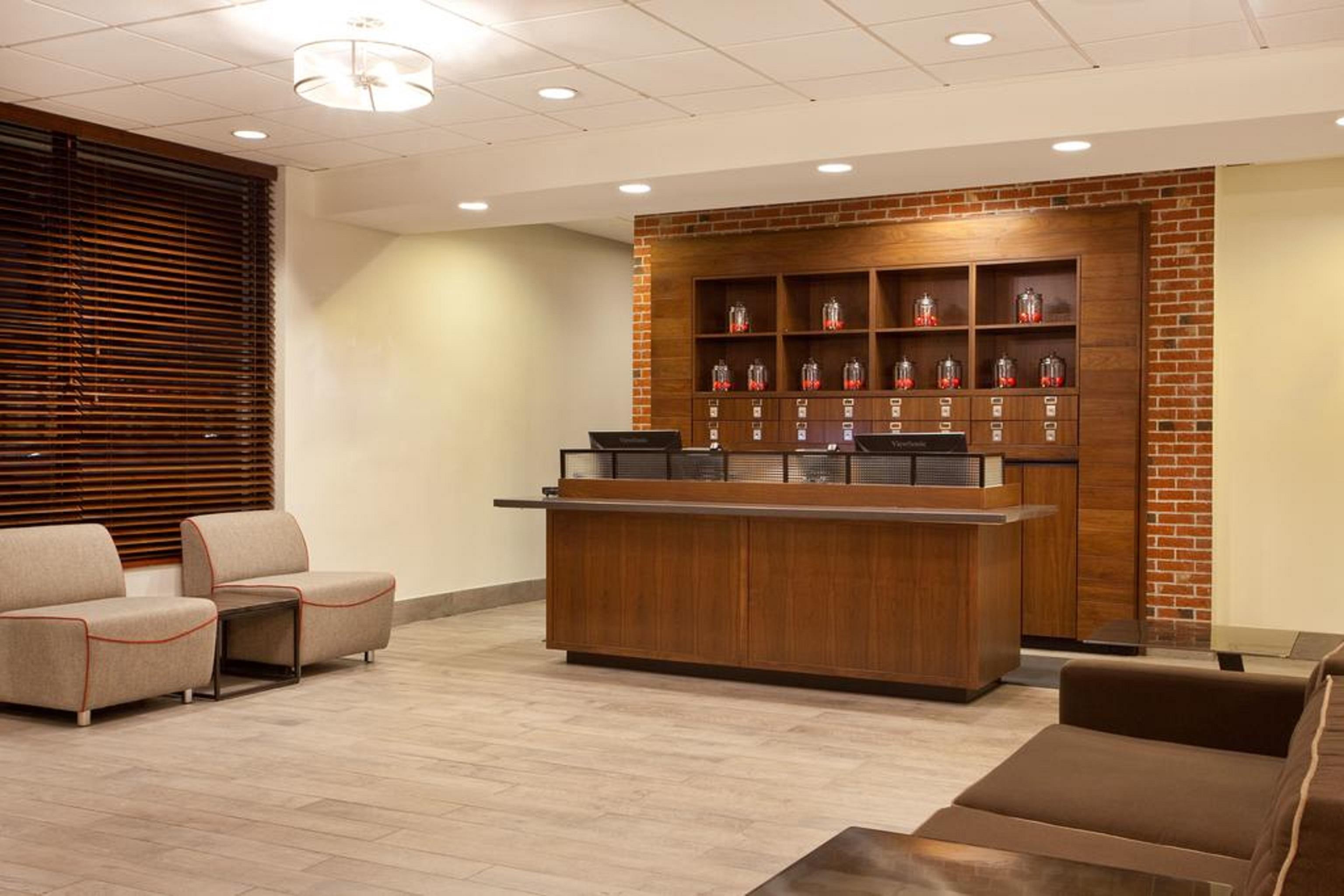 Four Points By Sheraton Cleveland Airport Интерьер фото